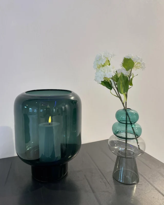 Was für eine edle Farbkombi! Für alle petrol / grau Liebhaber ein absolutes Must-have! 

#petrolfarben 
#petrolundgrau 
#vase
#philippidesign 
#windlicht 
#kahekuschöneswohnen 
#kaheku 
#solingen 
#wuppertal