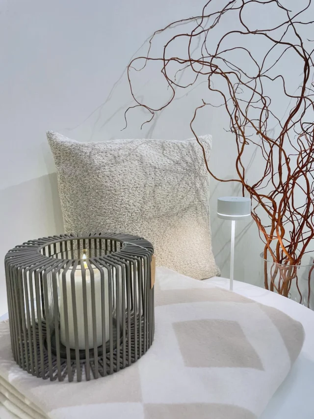 Wir wünschen euch einen schönen Sonntag! 🤍 Macht es euch bei dem Wetter gemütlich 🌧️ und genießt den Rest vom Wochenende. 

#sompex
#philippidesign 
#riema 
#indooroutdoorliving 
#windlicht 
#kuscheldecke 
#solingen 
#wuppertal